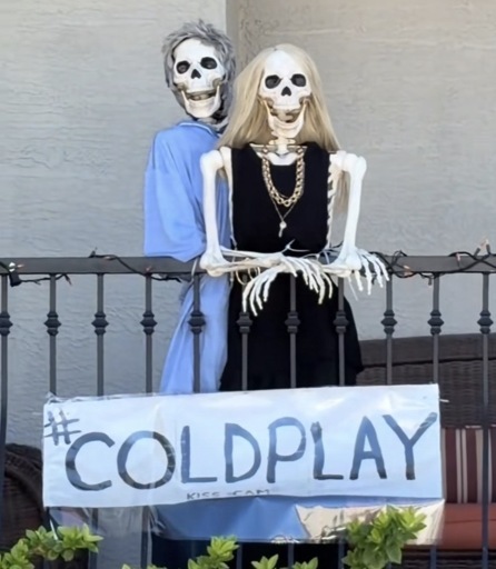 Halloween decorations consisting of 2 skeletons reproducing the Coldplay kiss cam event 